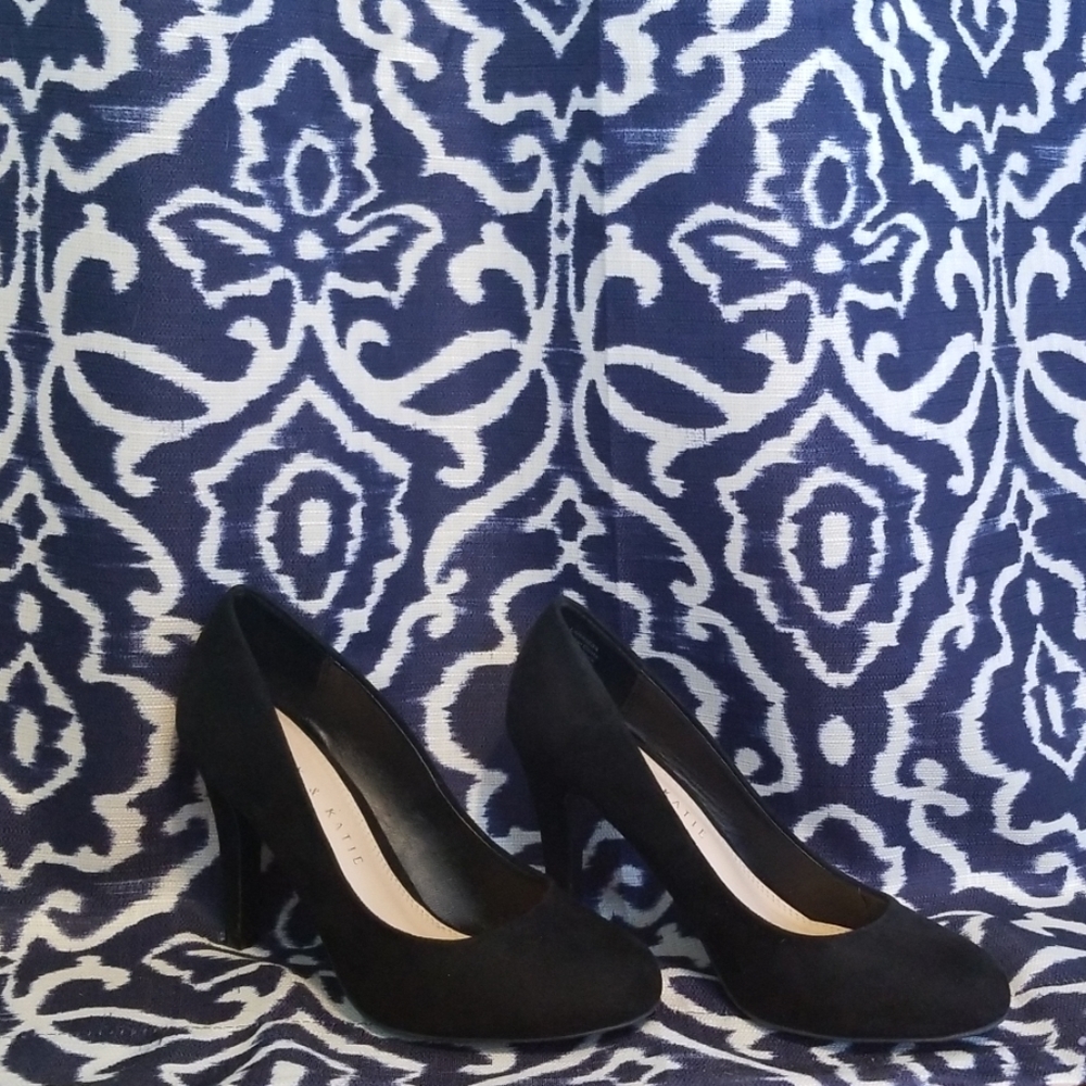 Black 2.5 inch pumps